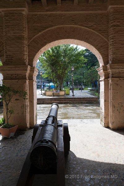 20101204_111707 D3S.jpg - Canon at entrance of Old Customs House, Portobello, Panama